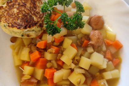 Linseneintopf mit Würstchen und Hausbrötchen