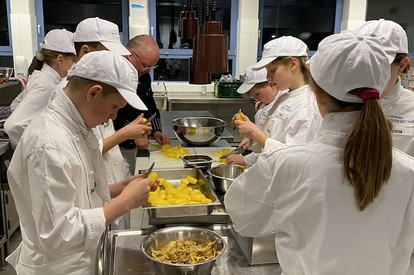 Hausgemachte Fischstäbchen mit Kartoffelsalat , Mijoto und Serviettenform Kerze