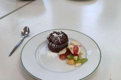Schokoladensoufflé mit Obstsalat
