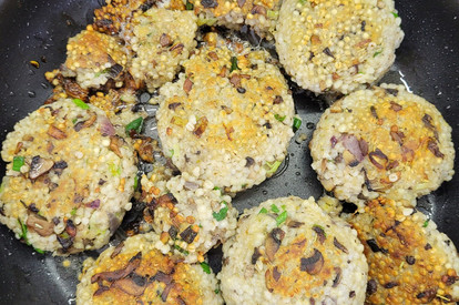 Graupenbuletten mit Möhren-Apfel-Rohkost