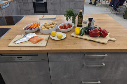 Lachsfilet auf Ofengemüse