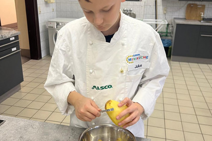 Spinat mit Kartoffeln und Ei