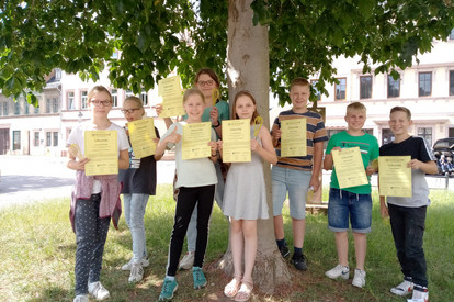 Urkundenübergabe nach einem erfolreichen Schuljahr