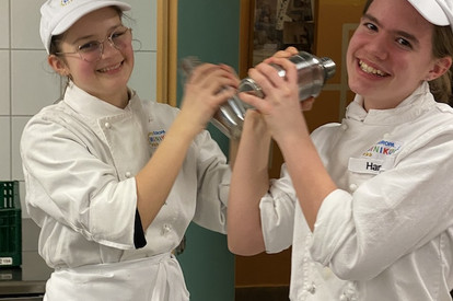 Pfannkuchen mit Champignons in Rahm, Serviettenform Fächer, und Virgin Sunrice