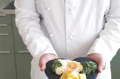 Spinat mit Kartoffeln und Ei