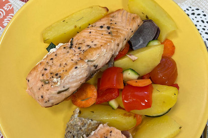 Lachsfilet auf Ofengemüse