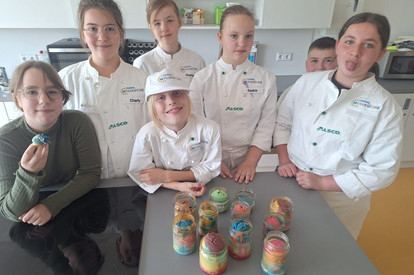 Süße bunte Kuchen im Glas