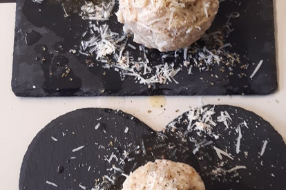 Bärlauchknödel mit Käse und Butter