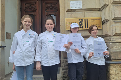 Abschluß in Dresden Plauen Mädchen- Chiccen Nuggets mit Pommes