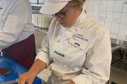 Zucchini gefüllt mit Couscous und Feta dazu Bulgursalat, Serviette Hemd, Cocktail Frischling