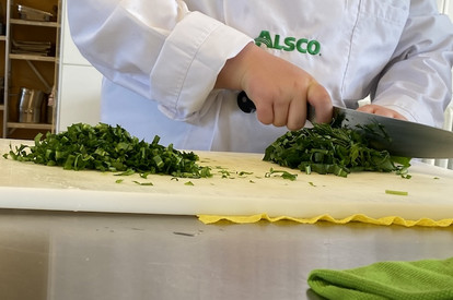 Bärlauchknödel mit Lauch-Käsesoße und Kräutersalat nach Tim Mälzer und Kirschcaipi