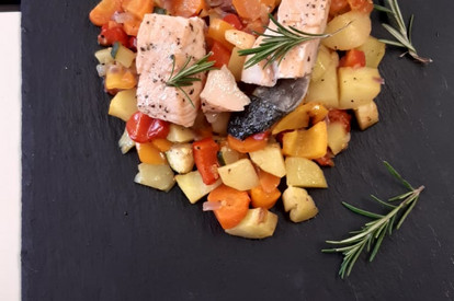 Lachsfilet auf Ofengemüse