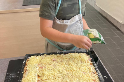 Abschlussessen mit Ananas-Schinken-Pizza und Fruchtsalat