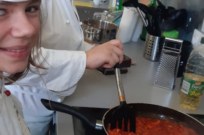 Hülsenfrüchte- Nudeln mit roter Linsen Bolognese- einfacher Fächer Serviette