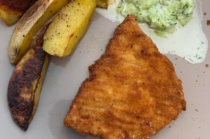 Abschlusstag Putenschnitzel mit Kartoffelecken und Gurkensalat