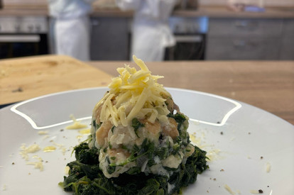 Spinatknödel mit Butter und Käse