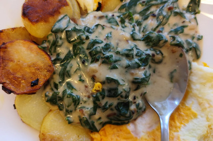 Spinat mit Kartoffeln und Ei