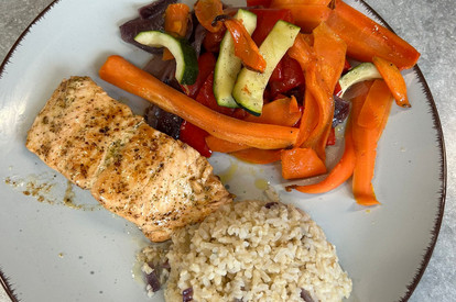 Lachsfilet auf Ofengemüse und Dip