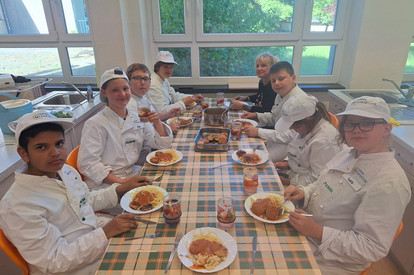 Jägerschnitzel und erfrischende Mai-Bowle