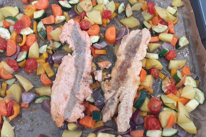 Lachsfilet auf Ofengemüse