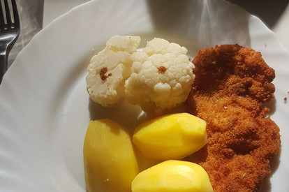 Schnitzel mit Blumenkohl, Semmelbrösel und Kartoffeln