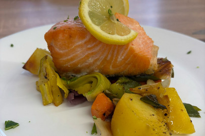 Lachsfilet auf Ofengemüse