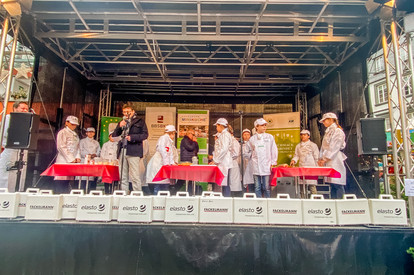 Weihnachstbäckerei auf dem Karlsbader Platz in Bernkastel-Kues