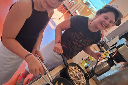 Hähnchengeschnetzeltes mit Reis/Eindecken und Serviette Palmwedel