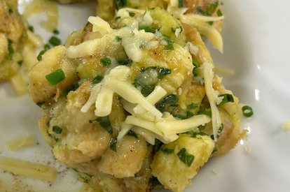 Bärlauchknödel mit Käse und Butter