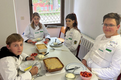 Abschluß in Schmiedeberg, Kartoffelauflauf mit Hackfleisch/ Vanilleeis und Erdbeeren danach Besuch bei Fleischermeister Fischer